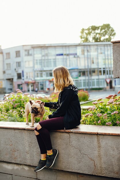 ragazza con pug