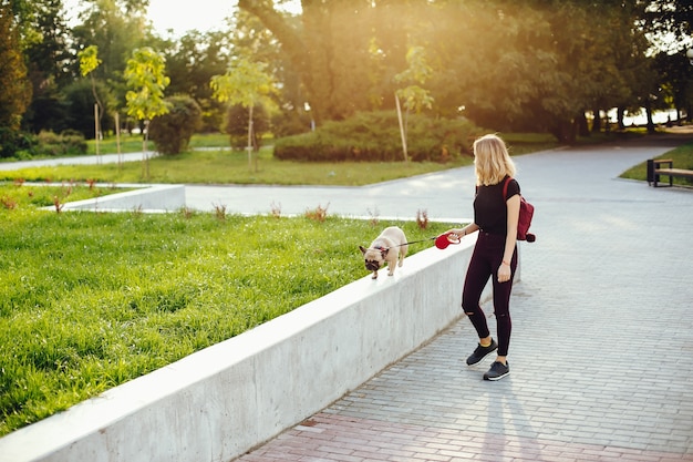 ragazza con pug