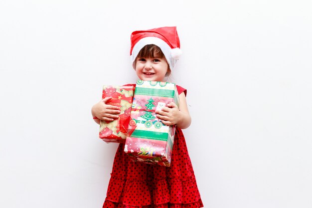 Ragazza con regali e cappello di natale, sfondo bianco