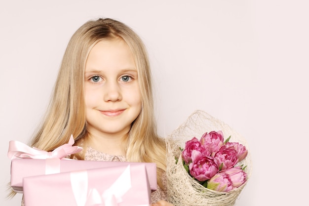 Ragazza con scatola regalo e fiori