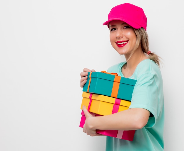 ragazza con scatola regalo vacanze