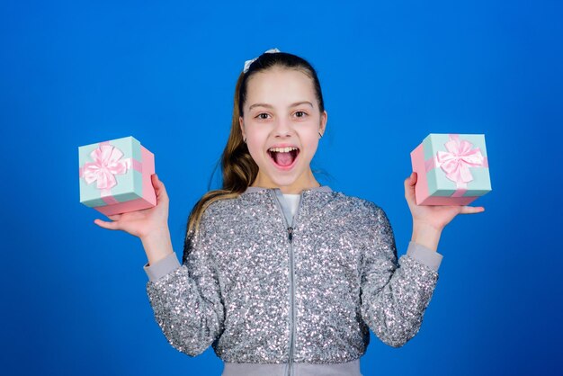 Ragazza con scatole regalo sfondo blu Venerdì nero Giorno dello shopping Bambini carini portano scatole regalo Confezione regalo sorpresa Lista dei desideri di compleanno Mondo della felicità Scegli bonus Speciale accade ogni giorno