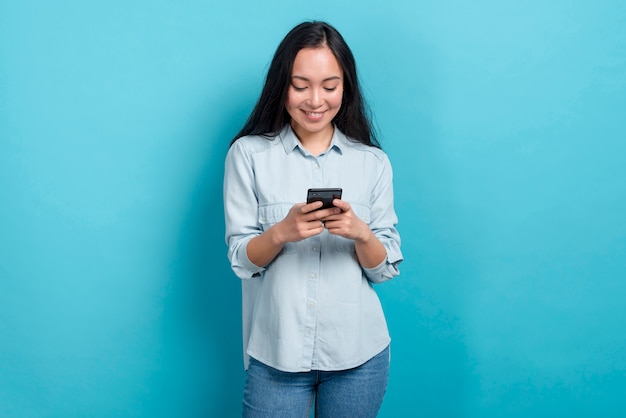 Ragazza con smartphone