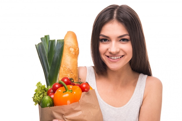 Ragazza con sorridere sano del pacchetto dell'alimento.