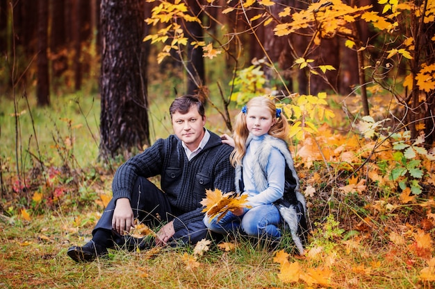 Ragazza con suo padre nella sosta di autunno