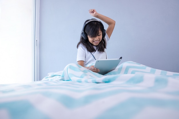 Ragazza con tablet e cuffie in quarantena