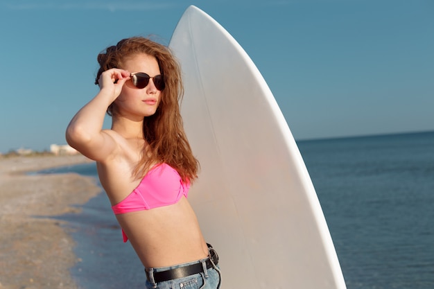 Ragazza con tavola da surf