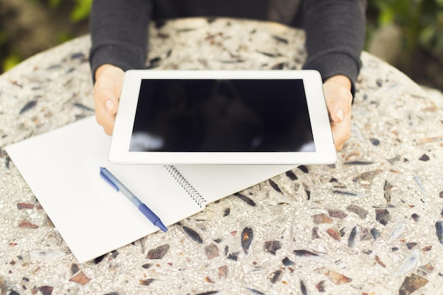 Ragazza con tavoletta digitale e taccuino