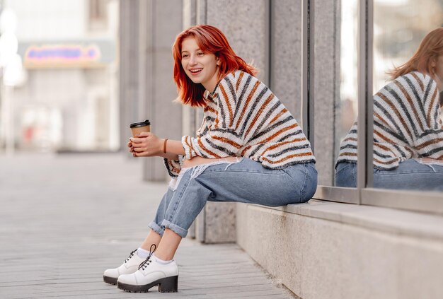 Ragazza con tazza di caffè