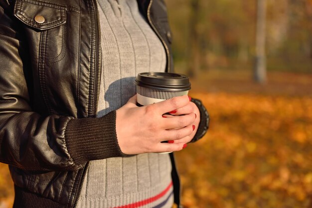 Ragazza con tazza di caffè