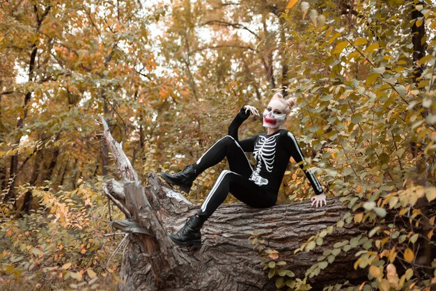 Ragazza con trucco spaventoso vestita da scheletro. Halloween, concetto di vacanza autunnale