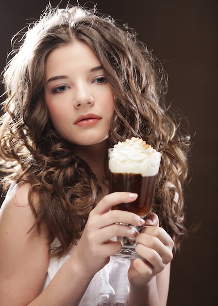 ragazza con un bicchiere di caffè con crema