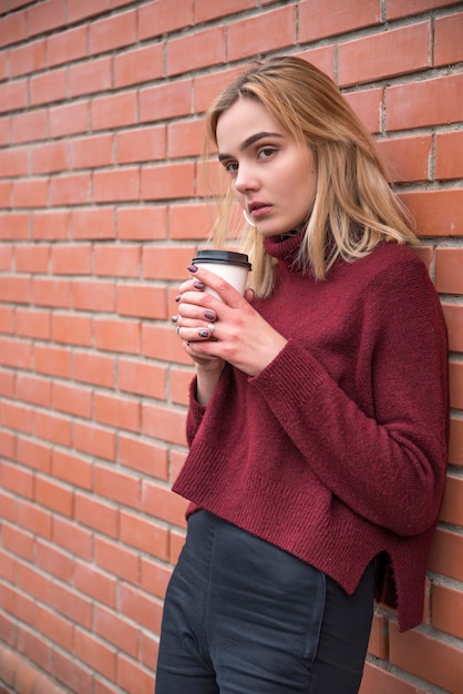 Ragazza con un bicchiere di caffè