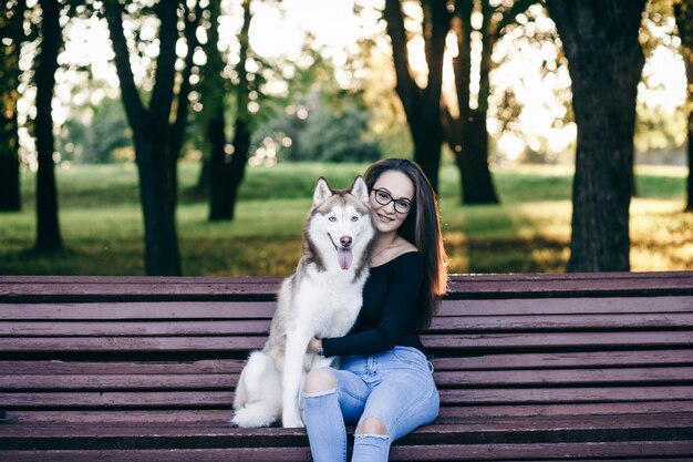 Ragazza con un cane husky