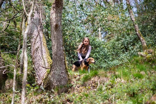 Ragazza con un cane in natura