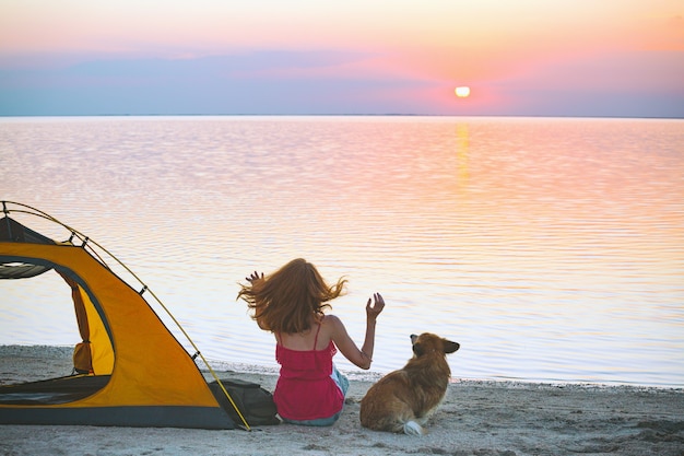 ragazza con un cane sulla spiaggia