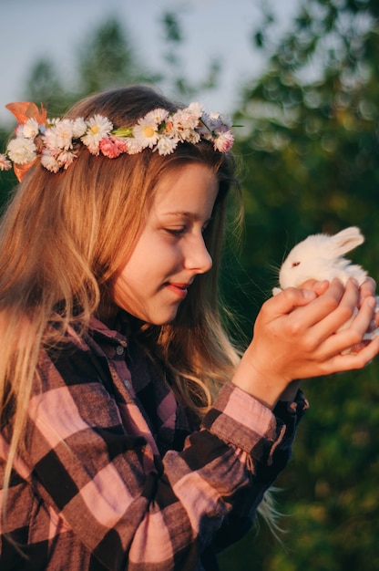 ragazza con un coniglio in mano