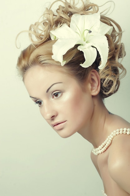 Ragazza con un fiore tra i capelli