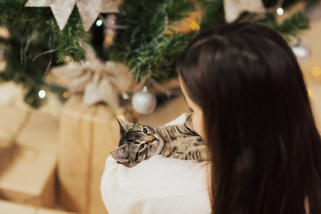 Ragazza con un gattino.