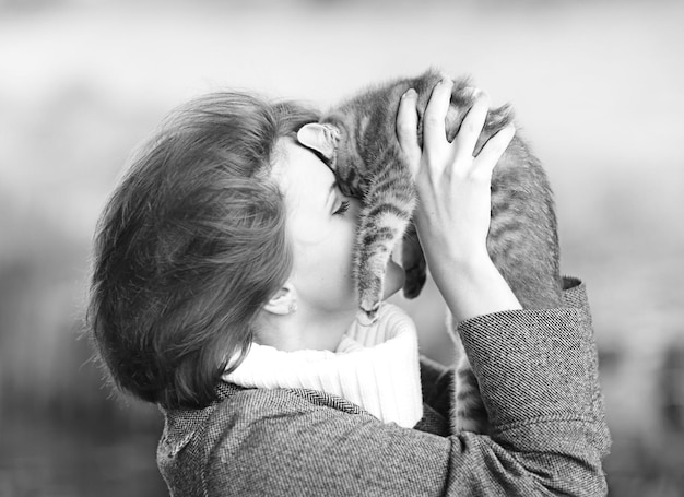 Ragazza con un gattino