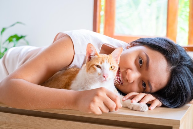 Ragazza con un gatto a casa