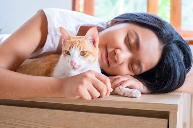 Ragazza con un gatto a casa