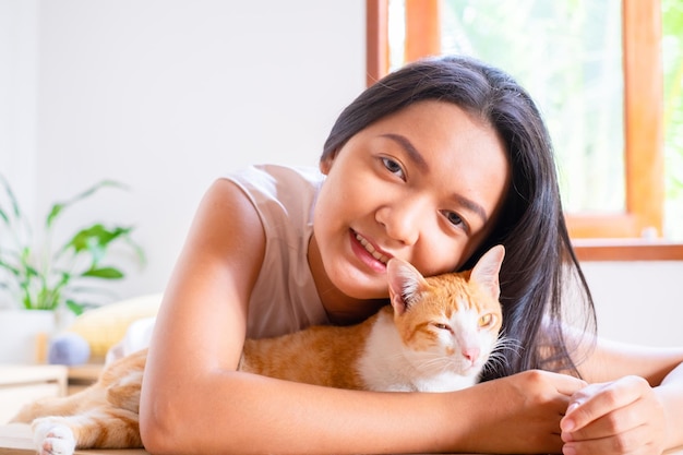 Ragazza con un gatto a casa