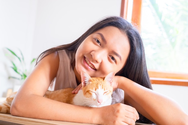 Ragazza con un gatto a casa