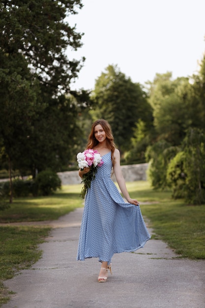 ragazza con un mazzo di fiori in estate