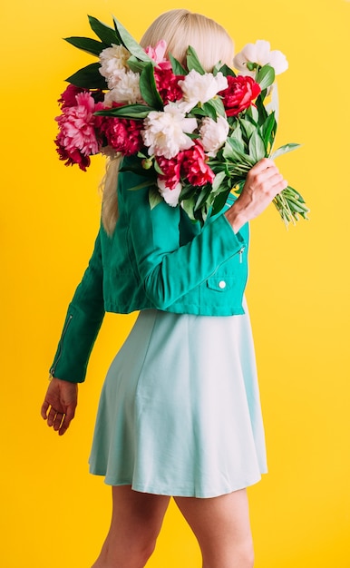 Ragazza con un mazzo di fiori