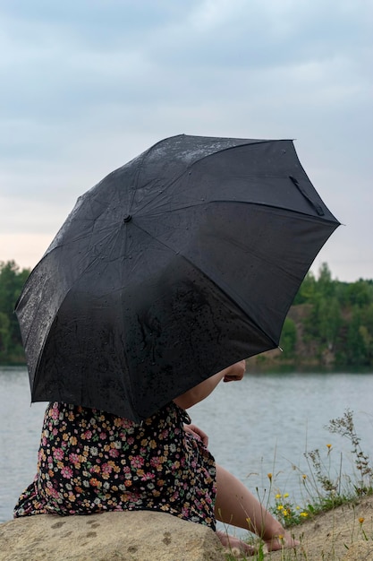 Ragazza con un ombrello in tempo nuvoloso