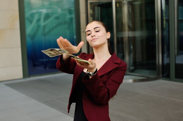 ragazza con un pacco di dollari in mano