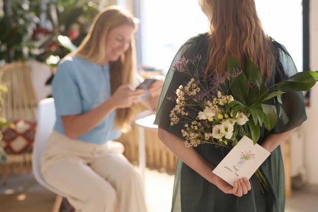 Ragazza con un regalo per sua madre