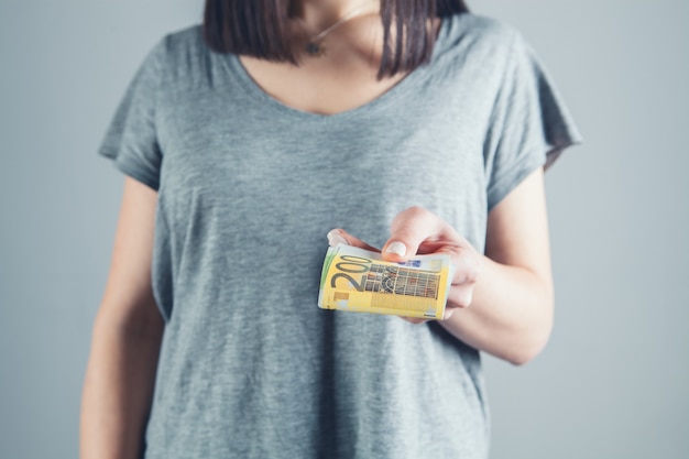 Ragazza con un sacco di soldi nelle sue mani