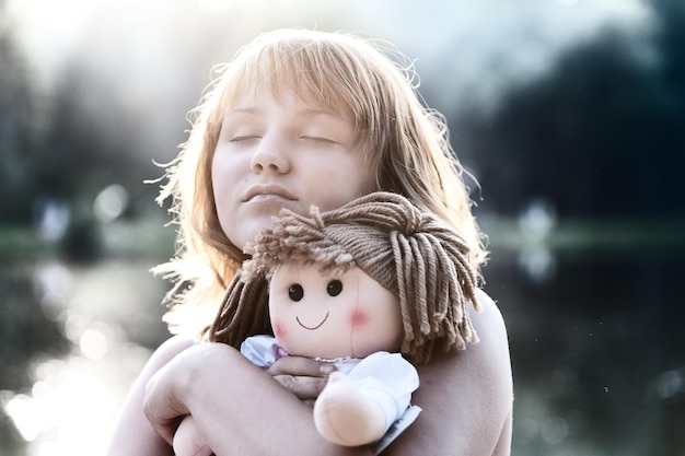 Ragazza con una bambola in mano nei sogni