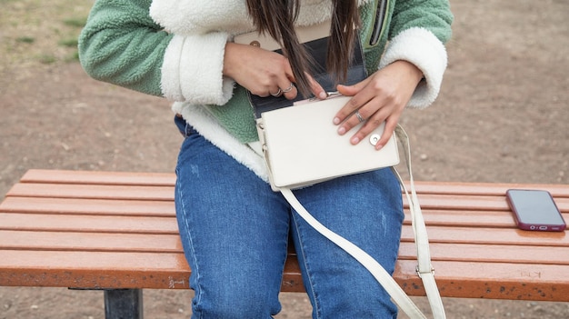 Ragazza con una borsa all'aperto