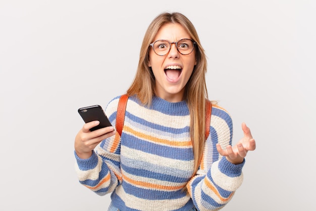 Ragazza con una cella che sembra arrabbiata, infastidita e frustrata