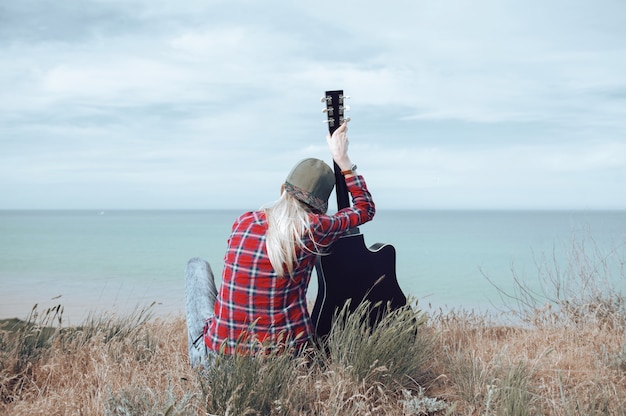 Ragazza con una chitarra