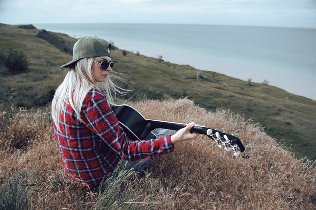 Ragazza con una chitarra