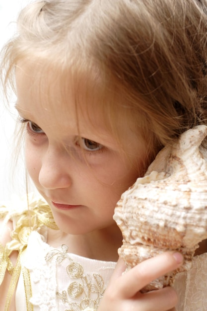 Ragazza con una conchiglia