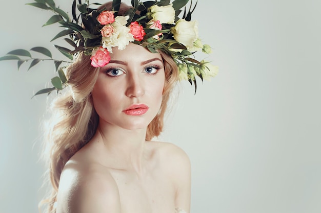 Ragazza con una corona di fiori sulla sua testa