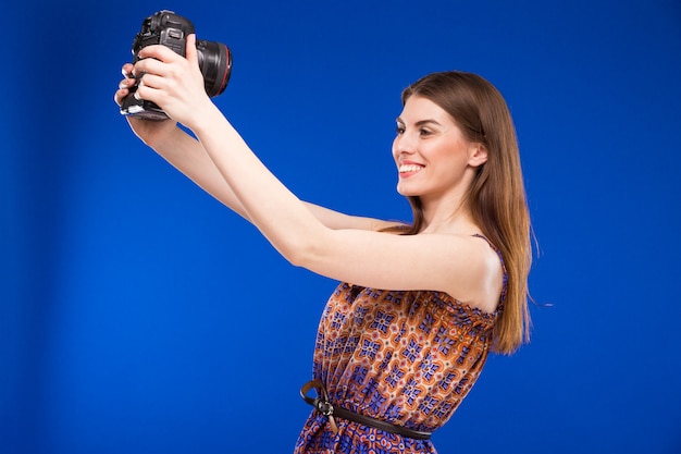 Ragazza con una macchina fotografica in mano