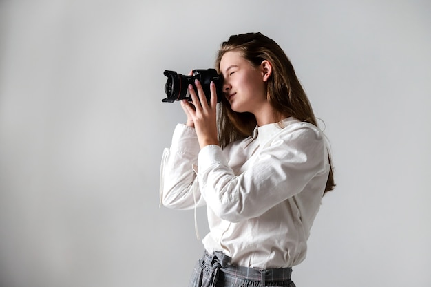 Ragazza con una macchina fotografica