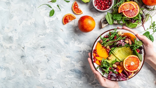 Ragazza con vegano, detox Buddha ciotola con frutta e verdura, cibo equilibrato. spazio per il testo. vista dall'alto.