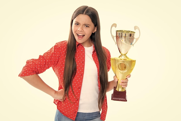 Ragazza con Win Cup Teen in possesso di un trofeo Kid vincitore bambino ha vinto il concorso celebrando il successo
