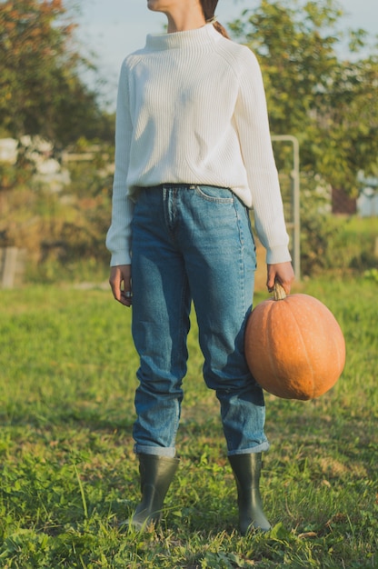 Ragazza con zucca