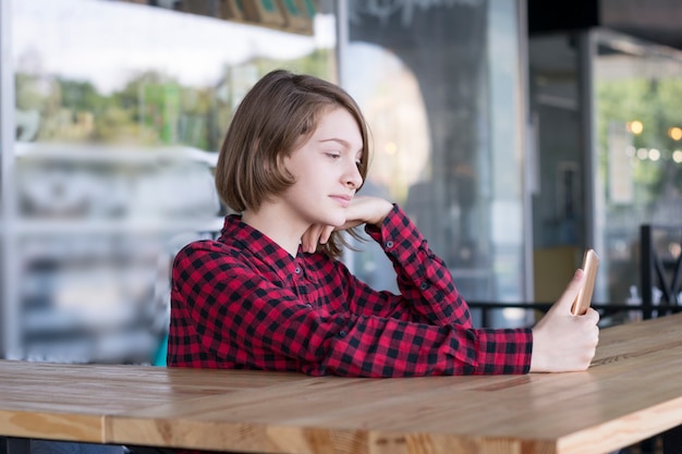 Ragazza concentrata che posa all'aperto