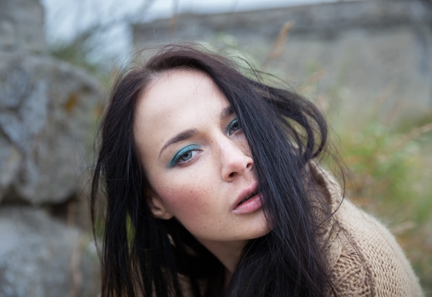 Ragazza contro natura e vecchio muro di cemento