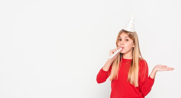 Ragazza copia-spazio pronta per la festa di compleanno