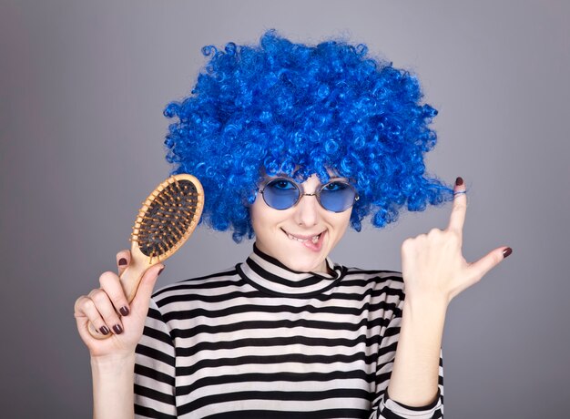 Ragazza coquette blu-capelli con pettine.